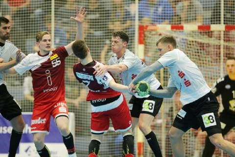 v.l. Niklas Ingenpass (Essen 55) lauert auf den Ball, Luca Witzke (Essen 7) wird von Sven Wesseling (Emsdetten 24) und Merten Krings (Emsdetten 4) geblockt beim Spiel TUSEM Essen vs. TV Emsdetten, Handball, 2. Bundesliga, 11.11.2018 TUSEM Essen vs. TV Emsdetten, Handball, 2. Bundesliga, 11.11.2018 Essen Copyright: xEIBNER MarioxHommesx EP_MHS