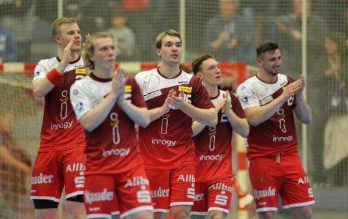 v.l. Lucas Firnhaber (Essen 26), Noah Beyer (Essen 2), Julian Borchert (Essen 16), Justin Mueller (Essen 25) und Dennis Szczesny (Essen 22) klatschen den Fans Beifall beim Spiel TUSEM Essen vs. TV Emsdetten, Handball, 2. Bundesliga, 11.11.2018 TUSEM Essen vs. TV Emsdetten, Handball, 2. Bundesliga, 11.11.2018 Essen Copyright: xEIBNER MarioxHommesx EP_MHS