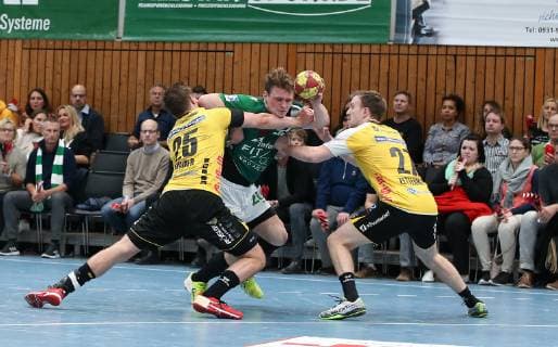 v.li.: Jakob Knauer (HSC 2000 Coburg), Lukas Siegler (DJK Rimpar Wölfe), Pontus Zetterman (HSC 2000 Coburg), DKB 2. Handball-Bundesliga, DJK Rimpar Wölfe - HSC 2000 Coburg,