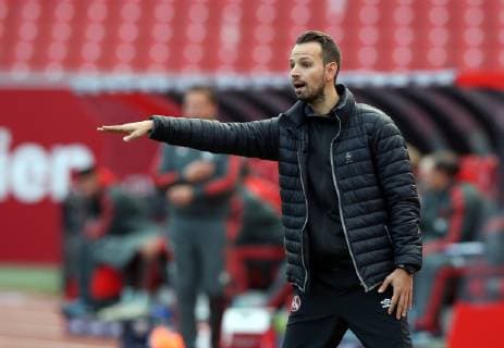 11.11.2018 - Fussball - Saison 2018 2019 - Regionalliga Bayern - 19. Spieltag: 1. FC Nürnberg Nuernberg FCN II U21 U 21 ( Club ) - FC Bayern München FCB II - DaMa - Fabian Adelmann (Trainer 1. FC Nürnberg FCN II ) zeigt an gestikuliert dirigiert gibt Anweisungen