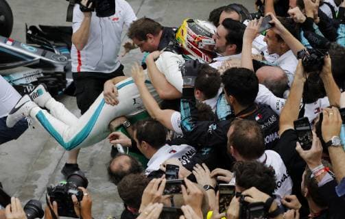 Formel 1, GP von Brasilien, Lewis Hamilton reißt Werbebande ein Grande Prêmio do Brasil de Fórmula 1 2018 SÃO PAULO, SP - 11.11.2018: GRANDE PRÊMIO DO BRASIL DE FÓRMULA 1 2018 - Lewis HAMILTON, GBR, Mercedes-AMG-Petronas Formula One Team celebrates the victory during the 2018 Formula 1 Brazil Grand Prix, held at the Interlagos Autodrome in São Paulo, SP. (Photo: Rodolfo Buhrer La Imagem Fotoarena) x1638858x  RodolfoxBuhrer
