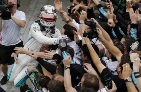 Formel 1, GP von Brasilien, Lewis Hamilton reißt Werbebande ein Grande Prêmio do Brasil de Fórmula 1 2018 SÃO PAULO, SP - 11.11.2018: GRANDE PRÊMIO DO BRASIL DE FÓRMULA 1 2018 - Lewis HAMILTON, GBR, Mercedes-AMG-Petronas Formula One Team celebrates the victory during the 2018 Formula 1 Brazil Grand Prix, held at the Interlagos Autodrome in São Paulo, SP. (Photo: Rodolfo Buhrer La Imagem Fotoarena) x1638859x  RodolfoxBuhrer