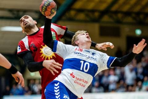 Slavomir Mlotek 10 (Dessau-Rosslauer HV 06) am Ball mit Marko Bagaric 13 (TuS N-Luebbecke) waehrend der DKB Handball 2. Bundesliga Begegnung zwischen Dessau-Rosslauer HV 06 und TuS N-Luebbecke in der Anhalt Arena am 11. November, 2018 in Bauhausstadt Dessau, Sachsen Anhalt (Saxony Anhalt), Deutschland (Germany) (Eibner Hartmut Boesener) HB-2BL Dessau-Rosslauer HV 06 - TuS N-Luebbecke Dessau Copyright: xEIBNER HartmutxBoesenerx EP_HBR