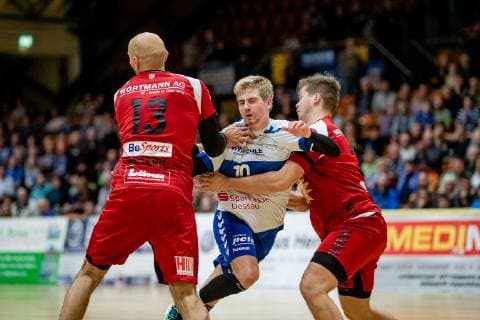 (vlr) Marko Bagaric 13 (TuS N-Luebbecke), Slavomir Mlotek 10 (Dessau-Rosslauer HV 06), Moritz Schade 25 (TuS N-Luebbecke) waehrend der DKB Handball 2. Bundesliga Begegnung zwischen Dessau-Rosslauer HV 06 und TuS N-Luebbecke in der Anhalt Arena am 11. November, 2018 in Bauhausstadt Dessau, Sachsen Anhalt (Saxony Anhalt), Deutschland (Germany) (Eibner Hartmut Boesener) HB-2BL Dessau-Rosslauer HV 06 - TuS N-Luebbecke Dessau Copyright: xEIBNER HartmutxBoesenerx EP_HBR