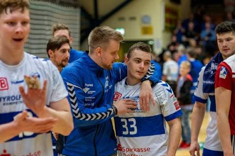 Max Scheithauer 35 (Dessau-Rosslauer HV 06) troestet Jan Zahradnicek 33 (Dessau-Rosslauer HV 06) waehrend der DKB Handball 2. Bundesliga Begegnung zwischen Dessau-Rosslauer HV 06 und TuS N-Luebbecke in der Anhalt Arena am 11. November, 2018 in Bauhausstadt Dessau, Sachsen Anhalt (Saxony Anhalt), Deutschland (Germany) (Eibner Hartmut Boesener) HB-2BL Dessau-Rosslauer HV 06 - TuS N-Luebbecke Dessau Copyright: xEIBNER HartmutxBoesenerx EP_HBR