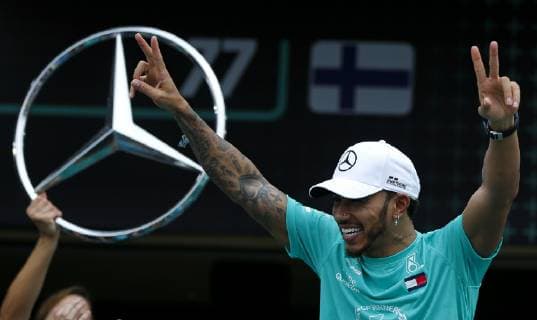 Grande Prêmio do Brasil de Fórmula 1 2018 SÃO PAULO, SP - 11.11.2018: GRANDE PRÊMIO DO BRASIL DE FÓRMULA 1 2018 - Lewis HAMILTON, GBR, Mercedes-AMG-Petronas Formula One Team celebrates with the team during the 2018 Formula 1 Brazilian Grand Prix, held at the Autodromo de Interlagos, in São Paulo, SP. (Photo: Rodolfo Buhrer La Imagem Fotoarena) x1639085x  RodolfoxBuhrer