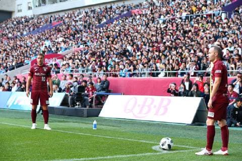 (R-L) Andres Iniesta, Lukas Podolski (Vissel), NOVEMBER 10, 2018 - Football Soccer : Andres Iniesta of Vissel Kobe prepares to take a corner kick during the 2018 J1 League match between Vissel Kobe 0-0 Sagan Tosu at Noevir Stadium Kobe in Hyogo, Japan. Noxthirdxpartyxsales  (91324261)