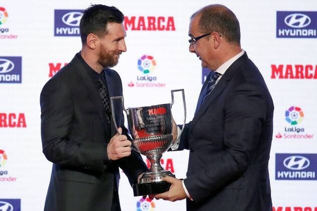 Sport Themen der Woche KW46 Sport Bilder des Tages FC Barcelona Barca s Argentinian forward Leo Messi (L) receives the Pichichi Award for the top goalscorer of 2017 2018 LaLiga s season from Marca s director, Juan Ignacio Gallardo (R), during the awarding ceremony of MARCA newspaper held in Barcelona, Catalonia, Spain, 12 November 2018. Awarding ceremony of MARCA sport newspaper !ACHTUNG: NUR REDAKTIONELLE NUTZUNG!  Copyright: xAlejandroxGarciax GRAF7188 20181112-636776337340005430