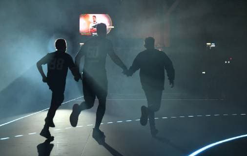 Einlauf in die Halle, Marc Pechstein (Dresden), HC Elbflorenz Dresden gegen HC Rhein Vikings, Handball, 2. Liga der Männer, 2. Bundesliga, Saison 2018 2019, Dresden, BallsportARENA Dresden, 11.11.2018,