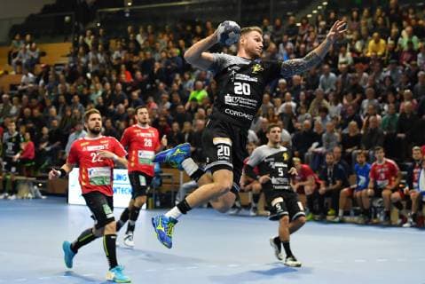 am Ball: Nils Kretschmer (Dresden), HC Elbflorenz Dresden gegen HC Rhein Vikings, Handball, 2. Liga der Männer, 2. Bundesliga, Saison 2018 2019, Dresden, BallsportARENA Dresden, 11.11.2018,