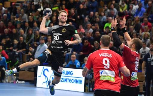 am Ball: Nils Kretschmer (Dresden) gegen Miladin Kozlina (9) und Teo Coric (beide Rhein Vikings), HC Elbflorenz Dresden gegen HC Rhein Vikings, Handball, 2. Liga der Männer, 2. Bundesliga, Saison 2018 2019, Dresden, BallsportARENA Dresden, 11.11.2018,