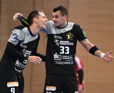 v.l.: Julius Dierberg mit Roman Becvar (beide Dresden), HC Elbflorenz Dresden gegen HC Rhein Vikings, Handball, 2. Liga der Männer, 2. Bundesliga, Saison 2018 2019, Dresden, BallsportARENA Dresden, 11.11.2018,