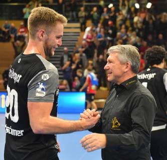 v.l.: Nils Kretschmer mit Präsident Uwe Saegeling (beide Dresden), HC Elbflorenz Dresden gegen HC Rhein Vikings, Handball, 2. Liga der Männer, 2. Bundesliga, Saison 2018 2019, Dresden, BallsportARENA Dresden, 11.11.2018,