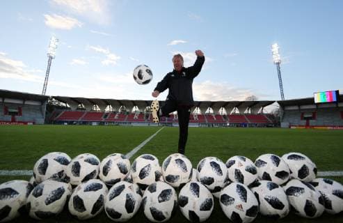 Sport Themen der Woche KW46 Sport Bilder des Tages Fußball, Damen, Nationalteam Deutschland Training GER, Abschlusspressekonferenz DFB-Frauen vor LS GER-Spanien 12.11.2018 , Erfurt, Steigerwaldstadion, Arena Erfurt, GER, Saison 2018 2019, Abschlusspresstraining vor dem DFB-Länderspiel der Frauen am 13.11.18 Deutschland vs Spanien im Bild Bundestrainer Horst Hrubesch (GER) *** GER final press conference DFB women in front of LS GER Spain 12 11 2018 Erfurt Steigerwaldstadion Arena Erfurt GER season 2018 2019 final press training in front of DFB womens international match 13 11 18 Germany vs. Spain in picture national coach Horst Hrubesch GER