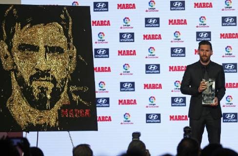 November 12, 2018 - Barcelona, Catalonia, Spain - Barcelona s Argentinian forward Lionel Messi poses after receiving the Pichichi trophy for the 2017-18 leading goalscorer of the Spanish Liga, during the presentation of the Football Marca Awards in Barcelona on November 12, 2018. Leo Messi Receives The Trophy For The Best Player 2017-18  - ZUMAn230 20181112_zaa_n230_259 Copyright: xJoanxVallsx
