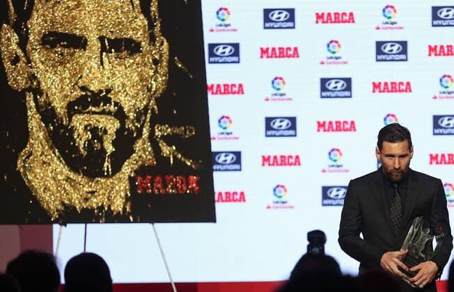 November 12, 2018 - Barcelona, Catalonia, Spain - Barcelona s Argentinian forward Lionel Messi poses after receiving the Pichichi trophy for the 2017-18 leading goalscorer of the Spanish Liga, during the presentation of the Football Marca Awards in Barcelona on November 12, 2018. Leo Messi Receives The Trophy For The Best Player 2017-18  - ZUMAn230 20181112_zaa_n230_261 Copyright: xJoanxVallsx