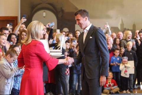 President of the Republic of Croatia Kolinda Grabar-Kitarovic presented state medals to Cratian foortball team 13.11.2018., Zagreb - Predsjednica Republike Kolinda Grabar-Kitarovic urucila je odlikovanja i priznanja Republike Hrvatske izborniku, igracima i clanovima strucnog stozera Hrvatske nogometne reprezentacije te Hrvatskom nogometnom savezu za finalni plasman na Svjetskom nogometnom prvenstvu u Rusiji. Mario Mandzukic.  LukaxStanzl PIXSELL