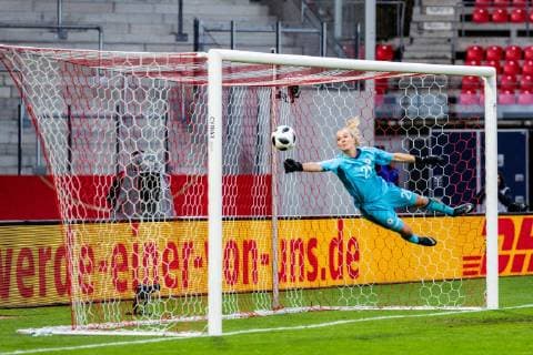Merle Frohms (GER, 21, Torwart, goal keeper) rettet vor dem Rückstand; Freisteller, Einzelbild, Aktion, action; Torschuss, Fußball, Frauen, Länderspiel, Deutschland - Spanien, DFB REGULATIONS PROHIBIT ANY USE OF PHOTOGRAPHS AS IMAGE SEQUENCES AND OR QUASI-VIDEO.
