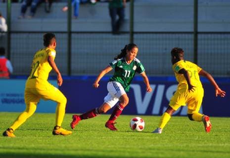 Fußball, U17 Damen WM, Mexiko - Südafrika Mexican Anette Vazquez (C) vies for the ball with South African Fikile Magama during the Women s Under 17 World Cup match between the national soccer teams of Mexico and South Africa, at the Miguel Domingo Burgueno stadium, in Maldonado, Uruguay, 13 November 2018. Mexico vs. South Africa !ACHTUNG: NUR REDAKTIONELLE NUTZUNG!  Copyright: xDantexFernandezx AME3698 20181113-636777464323531643
