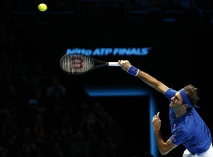 Sport Themen der Woche KW46 Sport Bilder des Tages 13th November 2018, O2 Arena, London, England; Nitto ATP Tennis Herren Tennis Finals; Roger Federer (SUI) serves to Dominic Thiem (AUT)  ActionPlus12079260 HongboxChen