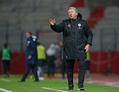 13.11.2018, Fussball Frauen Länderspiel, Deutschland - Spanien, im Steigerwaldstadion Erfurt. Bundestrainer Horst Hrubesch (Deutschland) ***DFL and DFB regulations prohibit any use of photographs as image sequences and or quasi-video.*** *** 13 11 2018 Football Women International match Germany Spain at Steigerwaldstadion Erfurt national coach Horst Hrubesch Germany DFL and DFB regulations prohibit any use of photographs as image sequences and or quasi video