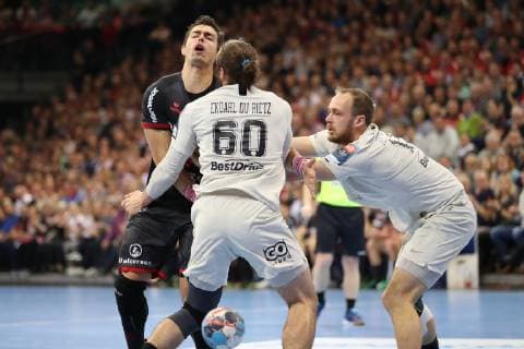 SG Flensburg-Handewitt vs Paris Saint-Germain HB, Handball, EHF Champions League Gruppenphase, 14.11.18 Rasmus Lauge Schmidt (SG Flensburg-Handewitt, 25) gegen Kim Ekdahl Du Rietz (Paris Saint-Germain HB, 60) und Henrik Toft Hansen (Paris Saint-Germain HB, 15)