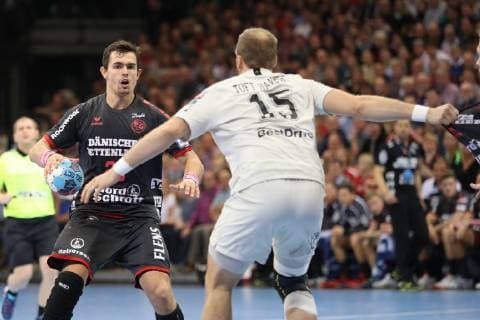 SG Flensburg-Handewitt vs Paris Saint-Germain HB, Handball, EHF Champions League Gruppenphase, 14.11.18 Rasmus Lauge Schmidt (SG Flensburg-Handewitt, 25) gegen Henrik Toft Hansen (Paris Saint-Germain HB, 15)