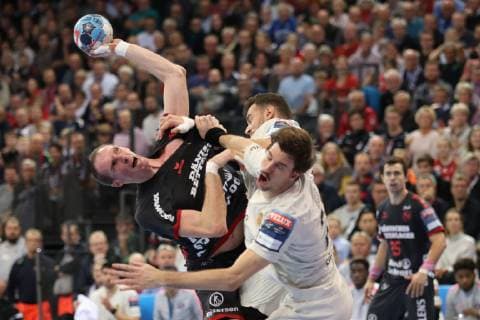 Sport Bilder des Tages SG Flensburg-Handewitt vs Paris Saint-Germain HB, Handball, EHF Champions League Gruppenphase, 14.11.18 Holger Glandorf (SG Flensburg-Handewitt, 09)gegen Luka Karabatic (Paris Saint-Germain HB, 22) und Viran Morros De Argila (Paris Saint-Germain HB, 23)