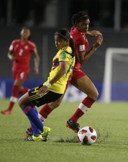 Colombian Laura Macrelo (L) vies for the ball with Canadian Andresen Williams (R) during the Women s Under 17 World Cup match between the national soccer teams of Colombia and Canada, at the Charrua stadium, in Montevideo, Uruguay, 14 November 2018. Colombia vs. Canada !ACHTUNG: NUR REDAKTIONELLE NUTZUNG!  Copyright: xAitorxPereirax AME4657 20181115-636778407512124784