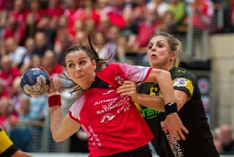 14-11-2018 Bad Langensalza Handball - Bundesliga Frauen Saison 2018-2019 THC Erfurt Bad Langensalza : BVB Dortmund Handball v.l.Iveta Luzumova 18(Thueringer HC )und Dana Bleckmann 66( BVB Dortmund Handball ) Aktion