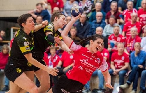 14-11-2018 Bad Langensalza Handball - Bundesliga Frauen Saison 2018-2019 THC Erfurt Bad Langensalza : BVB Dortmund Handball beim Torwurf Josephine Huber 57 (Thueringer HC), v.l.Nadja Mansson 33( BVB Dortmund Handball ) und
