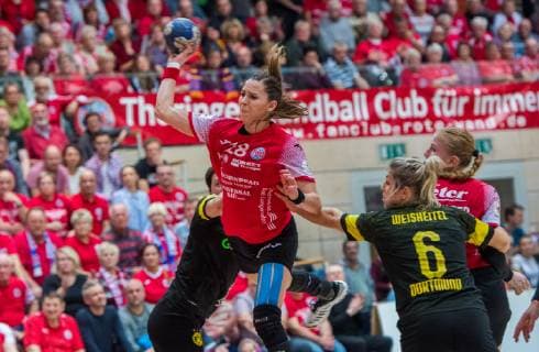 14-11-2018 Bad Langensalza Handball - Bundesliga Frauen Saison 2018-2019 THC Erfurt Bad Langensalza : BVB Dortmund Handball beim Torschuß Iveta Luzumova 18(Thueringer HC ) , rechts Saskia Weisheitel 06( BVB Dortmund Handball ) und Meike Schmelzer 13(Thueringer HC)