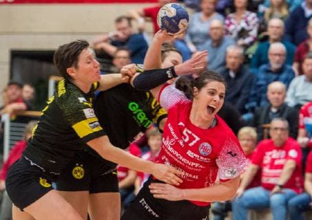 14-11-2018 Bad Langensalza Handball - Bundesliga Frauen Saison 2018-2019 THC Erfurt Bad Langensalza : BVB Dortmund Handball beim Torwurf Josephine Huber 57 (Thueringer HC), v.l.Nadja Mansson 33( BVB Dortmund Handball ) und