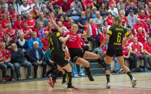 14-11-2018 Bad Langensalza Handball - Bundesliga Frauen Saison 2018-2019 THC Erfurt Bad Langensalza : BVB Dortmund Handball v.l.Harma van Kreij 21( BVB Dortmund Handball ),Krisztina Triscuk 15(Thueringer HC) und Saskia Weisheitel 06( BVB Dortmund Handball )