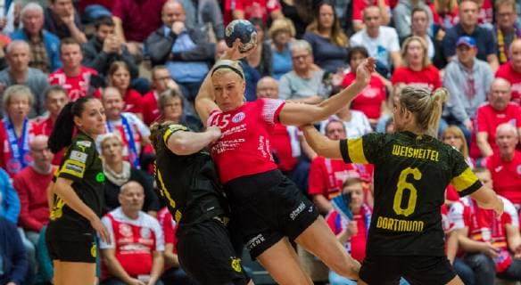 14-11-2018 Bad Langensalza Handball - Bundesliga Frauen Saison 2018-2019 THC Erfurt Bad Langensalza : BVB Dortmund Handball v.l.Harma van Kreij 21( BVB Dortmund Handball ),Krisztina Triscuk 15(Thueringer HC) und Saskia Weisheitel 06( BVB Dortmund Handball )