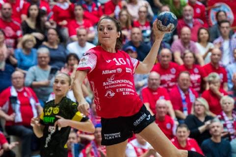 14-11-2018 Bad Langensalza Handball - Bundesliga Frauen Saison 2018-2019 THC Erfurt Bad Langensalza : BVB Dortmund Handball v.l.Nadja Mansson 33( BVB Dortmund Handball )Alexandra Mazzucco 10(Thueringer HC)- Torwurf -