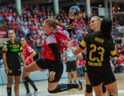 14-11-2018 Bad Langensalza Handball - Bundesliga Frauen Saison 2018-2019 THC Erfurt Bad Langensalza : BVB Dortmund Handball v.l.Nadja Mansson 33( BVB Dortmund ) , Meike Schmelzer 13(Thueringer HC) und Svenja Huber 23( BVB Dortmund Handball )