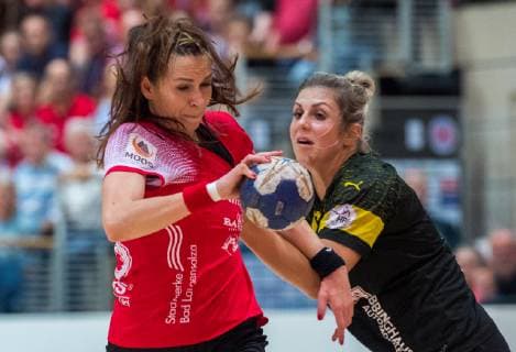 14-11-2018 Bad Langensalza Handball - Bundesliga Frauen Saison 2018-2019 THC Erfurt Bad Langensalza : BVB Dortmund Handball v.l.Iveta Luzumova 18(Thueringer HC )und Dana Bleckmann 66( BVB Dortmund Handball ) Aktion