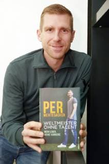 Per Mertesacker - Lesung in Aue Aue, 09.11.2018, Erzgebirgsstadion, Fussball, Spielertunnel im Stadion. , Talkrunde mit Per Mertesacker zur Veranstaltung 25 Jahre Förderkreis FC Erzgebirge Aue. , Im Bild: Per Mertesacker ( FC Arsenal, Leiter der Nachwuchsabteilung) mit seinem Buch Weltmeister ohne Talent: Mein Leben; meine Karriere . ,