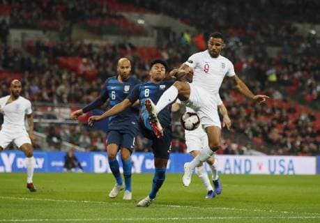Callum Wilson of England leaps fo win the ball against Weston McKennie of USA during the Friendly international match Länderspiel at Wembley Stadium, London. Picture date: 15th November 2018. Picture credit should read: David Klein Sportimage EDITORIAL USE ONLY. No use with unauthorised audio, video, data, fixture lists, club league logos or live services. Online in-match use limited to 120 images, no video emulation. No use in betting, games or single club league player publications. _1DK0318.JPG