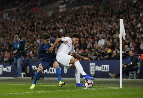 Jadon Sancho of England holds up Christian Pulisic of USA during the Friendly international match Länderspiel at Wembley Stadium, London. Picture date: 15th November 2018. Picture credit should read: David Klein Sportimage EDITORIAL USE ONLY. No use with unauthorised audio, video, data, fixture lists, club league logos or live services. Online in-match use limited to 120 images, no video emulation. No use in betting, games or single club league player publications. _1DK0390.JPG