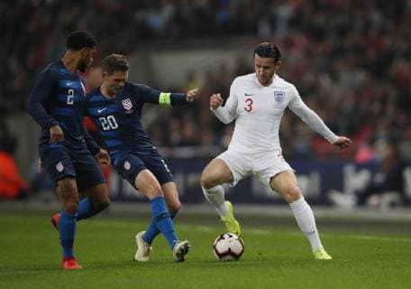 Fußball, Länderspiel, England - USA Ben Chilwell of England tackled by Will Trapp of USA during the Friendly international match Länderspiel at Wembley Stadium, London. Picture date: 15th November 2018. Picture credit should read: David Klein Sportimage EDITORIAL USE ONLY. No use with unauthorised audio, video, data, fixture lists, club league logos or live services. Online in-match use limited to 120 images, no video emulation. No use in betting, games or single club league player publications. _K2I5369.JPG