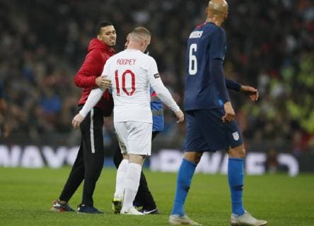 A pitch invader gets to Wayne Rooney of England during the Friendly international match Länderspiel at Wembley Stadium, London. Picture date: 15th November 2018. Picture credit should read: David Klein Sportimage EDITORIAL USE ONLY. No use with unauthorised audio, video, data, fixture lists, club league logos or live services. Online in-match use limited to 120 images, no video emulation. No use in betting, games or single club league player publications. _K2I6710.JPG