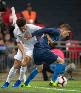 Jadon Sancho (Borussia Dortmund) of England turns Christian Pulisic (Borussia Dortmund) of United States during the International Friendly L?nderspiel match between England and USA at Wembley Stadium, London, England on 15 November 2018. Copyright: xAndyxRowlandx PMI-2405-0017