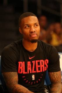 LOS ANGELES, CA - NOVEMBER 14: Portland Trail Blazers Guard Damian Lillard (0) sits before the Portland Trail Blazers versus the Los Angles Lakers game on November 14, 2018, at Staples Center in Los Angeles, CA. (Photo by Icon Sportswire) NBA Basketball Herren USA NOV 14 Trail Blazers at Lakers Icon181114041 EDITORIAL USE ONLY