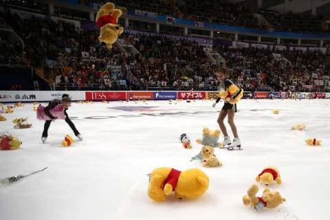 Sport Themen der Woche KW46 Sport Bilder des Tages MOSCOW, RUSSIA - NOVEMBER 16, 2018: Kids collect plush toys of Winnie the Pooh after Japanese Yuzuru Hanyu s performance during the men s short program event at the 2018 Rostelecom Cup, the fifth of six events in the 2018-19 ISU Grand Prix of Figure skating Eiskunstlauf at Megasport Arena. Valery Sharifulin TASS  TS097AAD