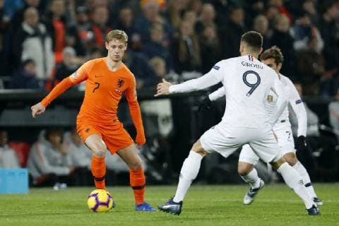 (L-R) Frenkie de Jong of Holland, Antoine Griezmann of France, Olivier Giroud of France during the UEFA Nations League A group 1 qualifying match between The Netherlands and France at stadium De Kuip on November 16, 2018 in Rotterdam, The Netherlands UEFA Nations League A group 1 2018 2019 xVIxVIxImagesx xMauricexvanxSteenxIVx 12796503