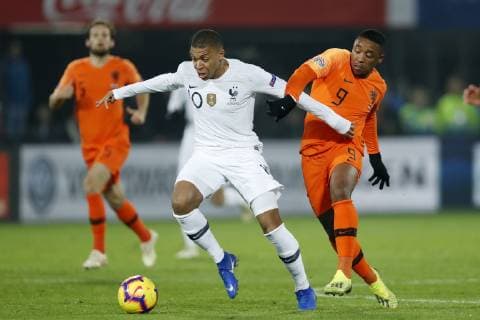 (L-R) Kylian Mbappe of France, Steven Bergwijn of Holland during the UEFA Nations League A group 1 qualifying match between The Netherlands and France at stadium De Kuip on November 16, 2018 in Rotterdam, The Netherlands UEFA Nations League A group 1 2018 2019 xVIxVIxImagesx xMauricexvanxSteenxIVx 12796818