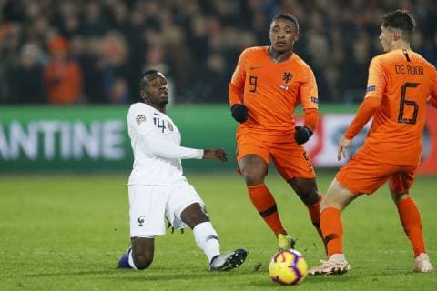 (L-R) Blaise Matuidi of France, Steven Bergwijn of Holland, Marten de Roon of Holland during the UEFA Nations League A group 1 qualifying match between The Netherlands and France at stadium De Kuip on November 16, 2018 in Rotterdam, The Netherlands UEFA Nations League A group 1 2018 2019 xVIxVIxImagesx xMauricexvanxSteenxIVx 12797053