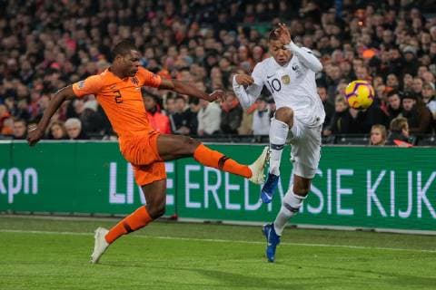 ROTTERDAM, Stadium de Kuip, 16-11-20-18, football, season 2018 2019, Netherlands player Denzel Dumfries (l) and France player Kylian Mbappe (r) during the Nations League game Netherlands - France Netherlands - France  x2625462x